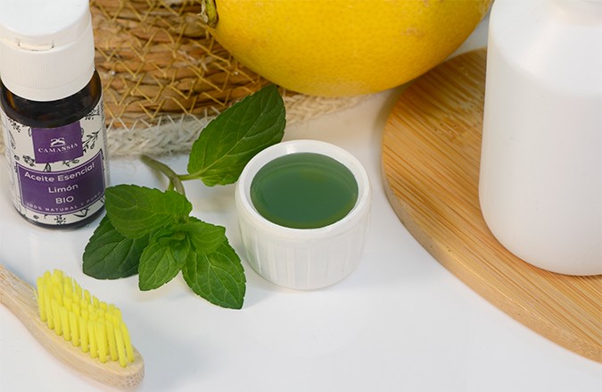 Rezept für Mundspülung für frischen Atem – mit Minze & Zitrone